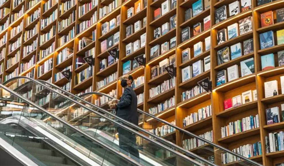Un hombre con mascarilla en una biblioteca de Seúl - Simon Shin/SOPA Images via ZUMA / DPA